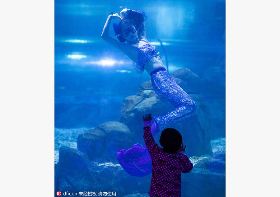 Mulher sai da televis?o para se tornar uma “sereia” em aquário de Changchun