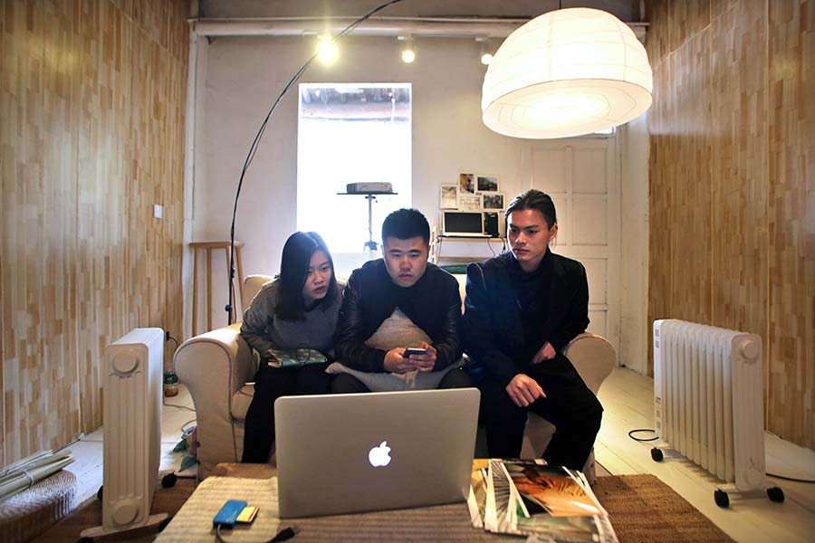 Jovem da gera??o pós-90 demite-se para abrir negócio de guarda-chuvas tradicionais de papel