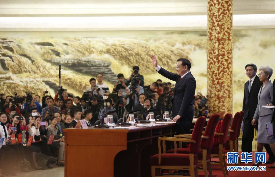 Fotos: Li Keqiang concede entrevista coletiva à imprensa no final da APN