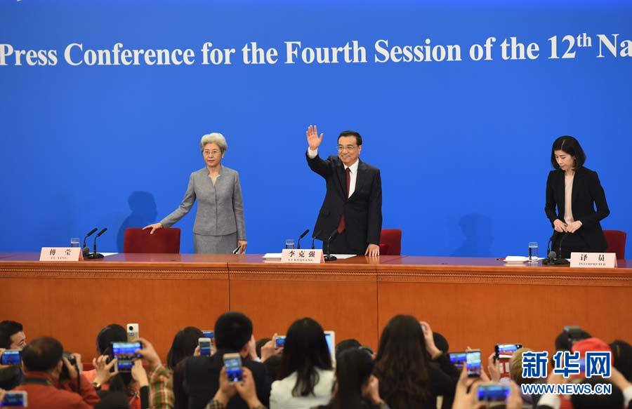 Fotos: Li Keqiang concede entrevista coletiva à imprensa no final da APN