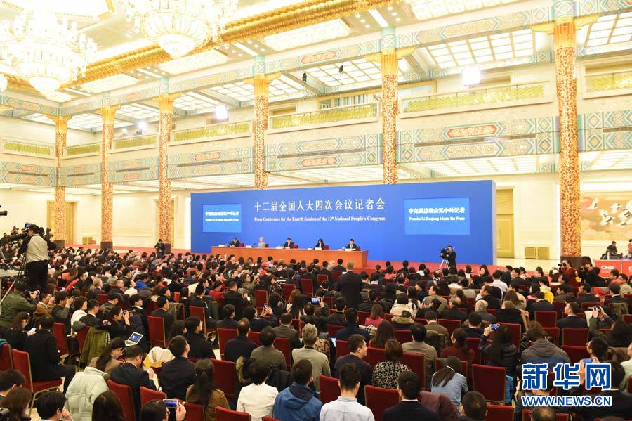Fotos: Li Keqiang concede entrevista coletiva à imprensa no final da APN
