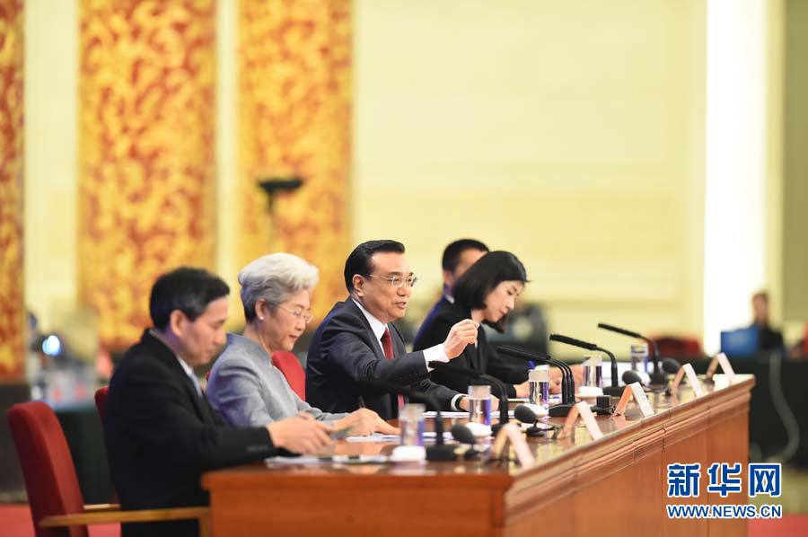 Fotos: Li Keqiang concede entrevista coletiva à imprensa no final da APN