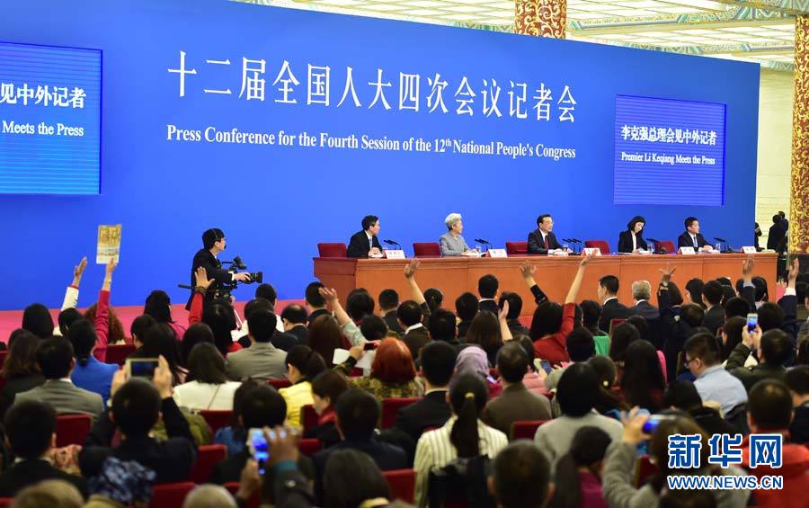 Fotos: Li Keqiang concede entrevista coletiva à imprensa no final da APN