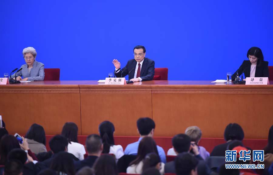 Fotos: Li Keqiang concede entrevista coletiva à imprensa no final da APN