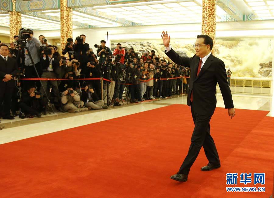 Fotos: Li Keqiang concede entrevista coletiva à imprensa no final da APN