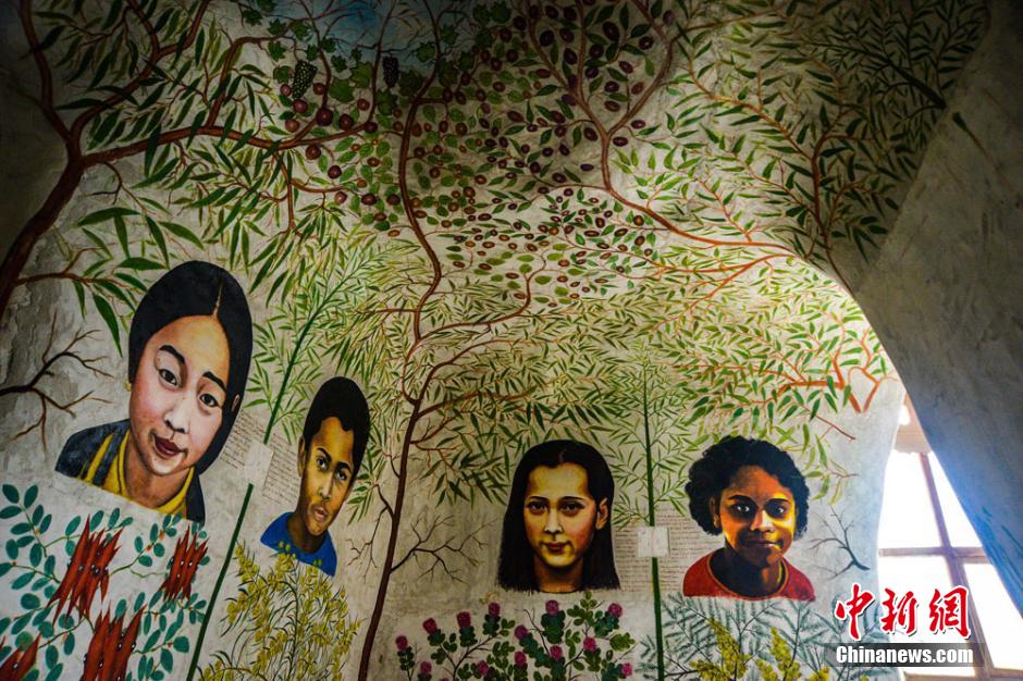 Afrescos modernos aparecem nas Grutas Mogao