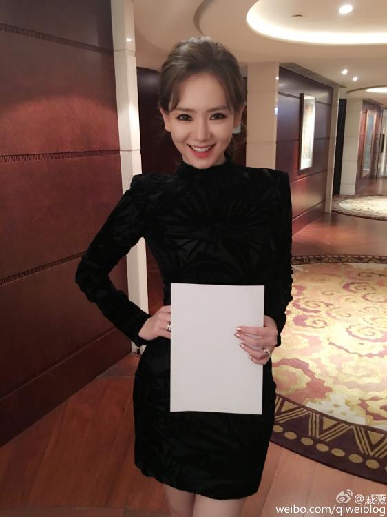 Estrelas chinesas aderem à moda da“cintura da folha A4” nas redes sociais