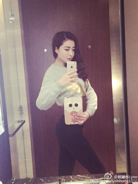 Estrelas chinesas aderem à moda da“cintura da folha A4” nas redes sociais