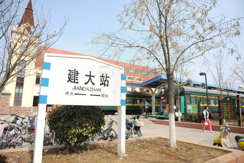 Insólito: Vag?es de trem servem de cantina em uma universidade chinesa