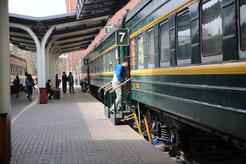 Insólito: Vag?es de trem servem de cantina em uma universidade chinesa