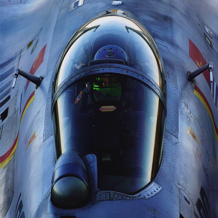 China publica fotos inéditas do porta-avi?es da marinha nacional com ca?as a bordo