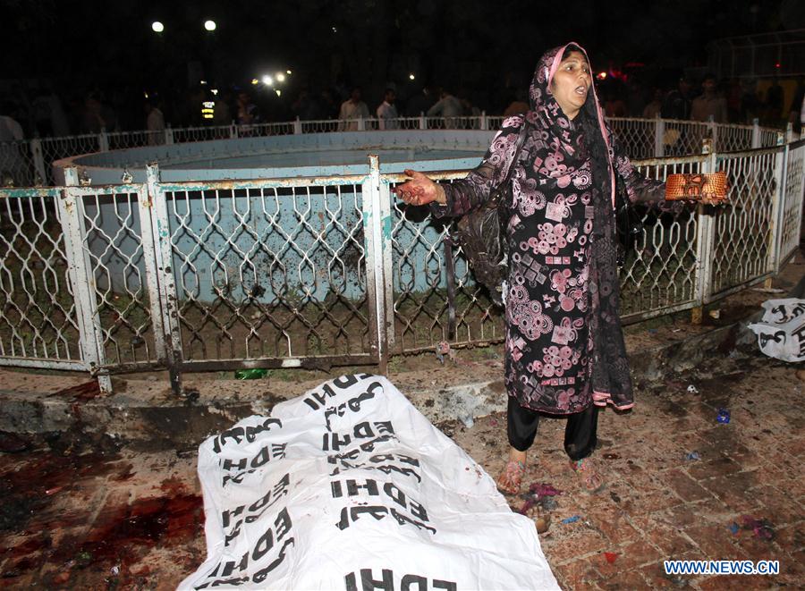 Atentado bombista causa 69 mortos no Paquist?o