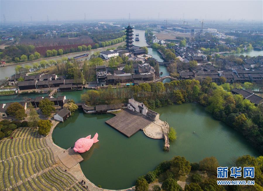 Nova cria??o do autor do “pato de borracha” em exibi??o no leste da China