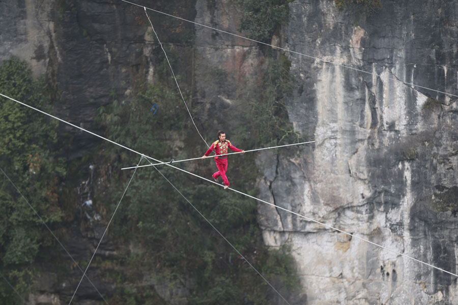 Concorrente sui?o vence competi??o de equilibrismo em Chongqing