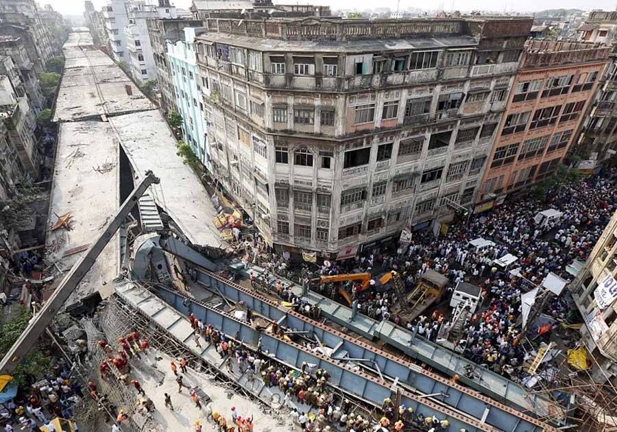 Colapso de elevado na índia mata 20 pessoas