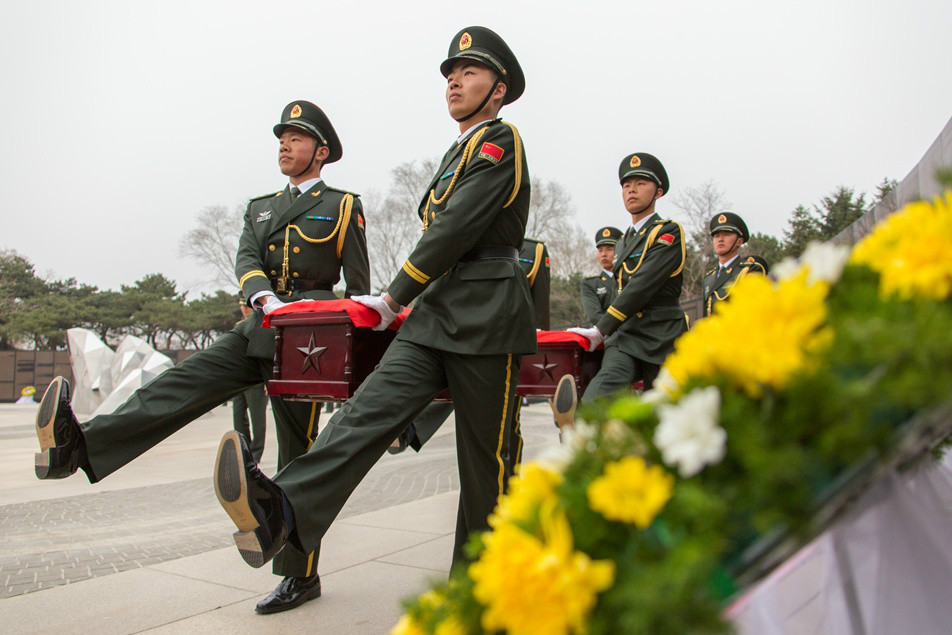 China realiza cerim?nia de enterro de restos mortais de soldados regressados da Coreia do Sul