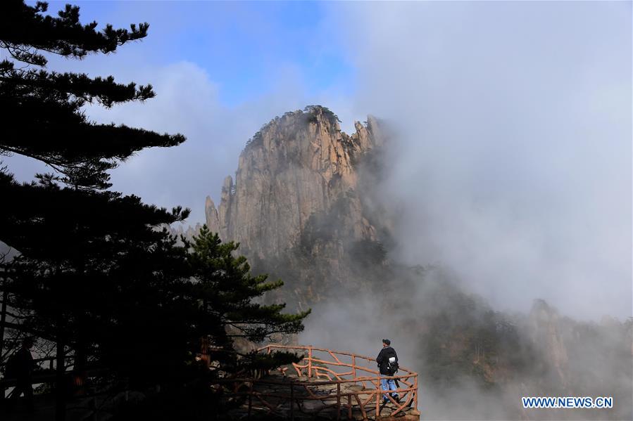 Paisagem enevoada da montanha Huang