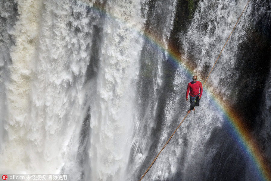 Homem atravessa a Cachoeira da Fuma?a na corda bamba