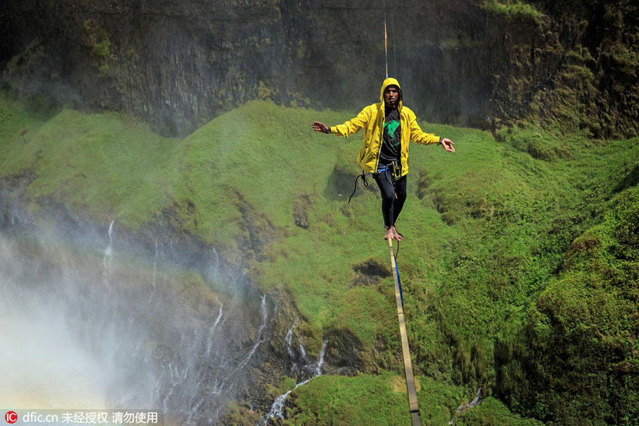 Homem atravessa a Cachoeira da Fuma?a na corda bamba
