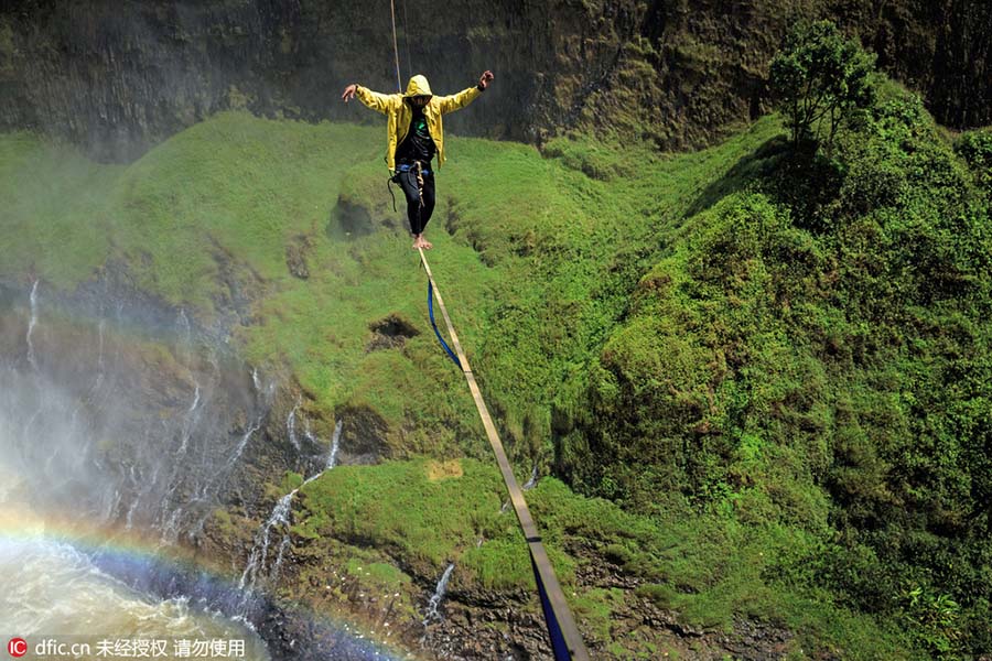 Homem atravessa a Cachoeira da Fuma?a na corda bamba