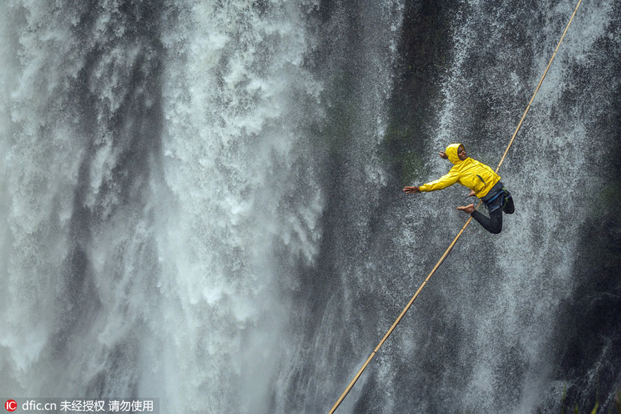Homem atravessa a Cachoeira da Fuma?a na corda bamba