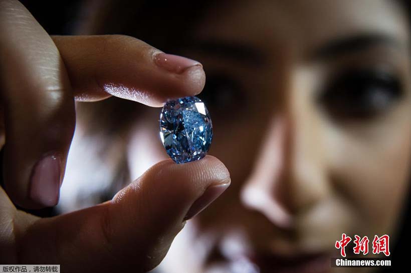 Diamante azul bate recorde e é leiloado por US$ 32 milh?es em Hong Kong