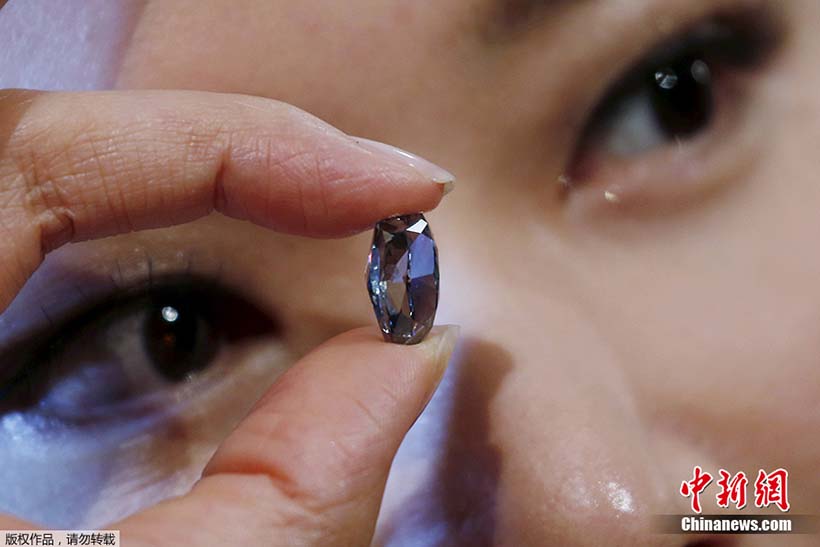 Diamante azul bate recorde e é leiloado por US$ 32 milh?es em Hong Kong