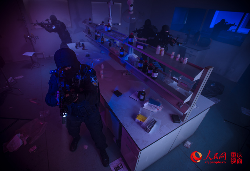 Equipa SWAT de Chongqing publica galeria de fotografias das opera??es de treinamento