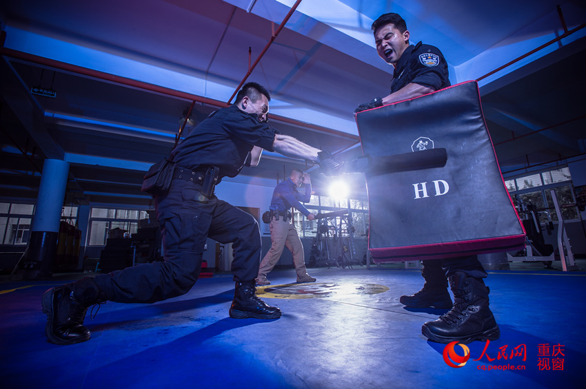 Equipa SWAT de Chongqing publica galeria de fotografias das opera??es de treinamento