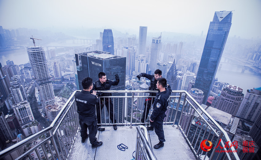 Equipa SWAT de Chongqing publica galeria de fotografias das opera??es de treinamento