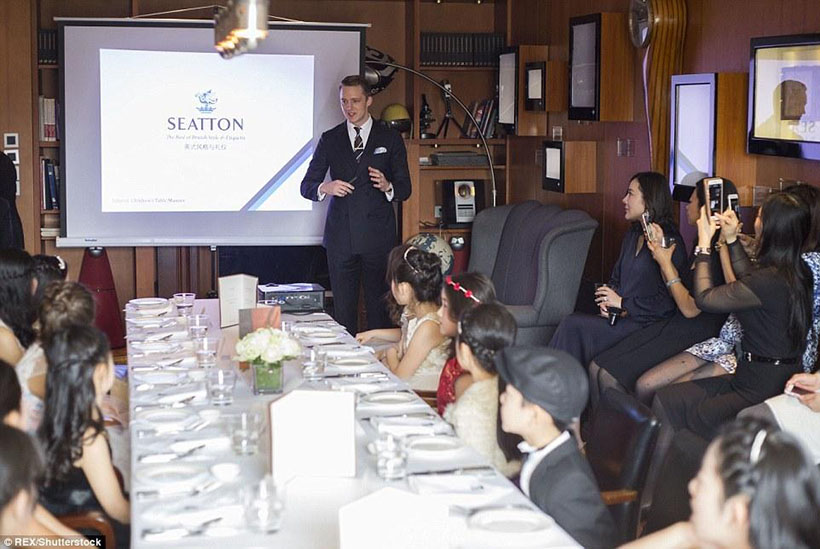 Cursos de etiqueta britanica atraem filhos de famílias ricas de Shanghai