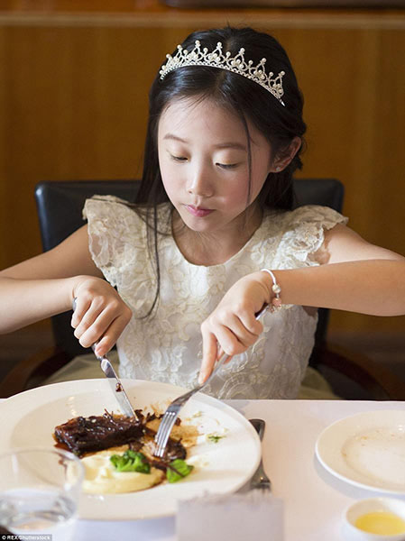 Cursos de etiqueta britanica atraem filhos de famílias ricas de Shanghai