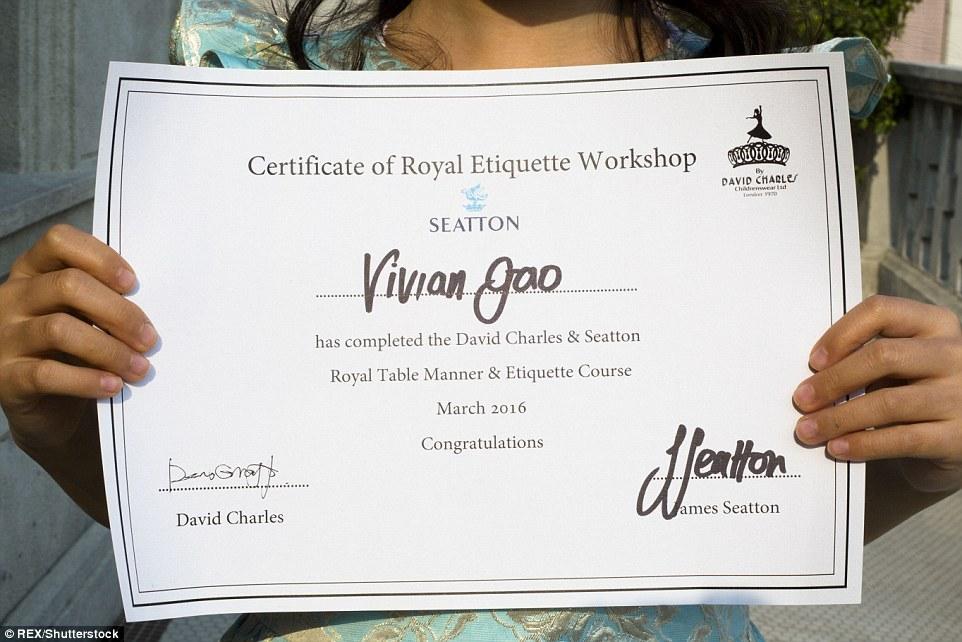 Cursos de etiqueta britanica atraem filhos de famílias ricas de Shanghai