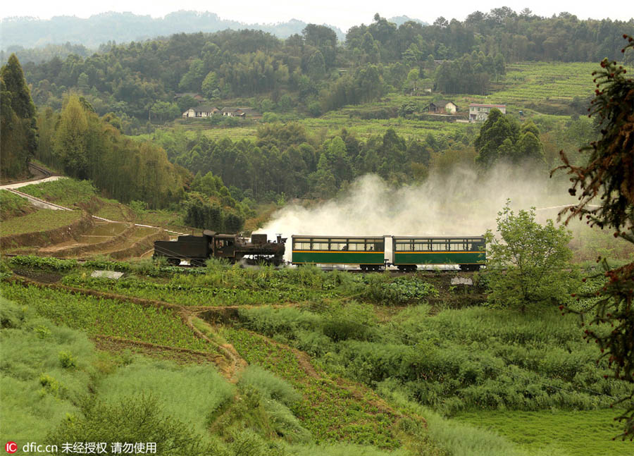 Locomotiva a vapor atravessa regi?o sudoeste da China