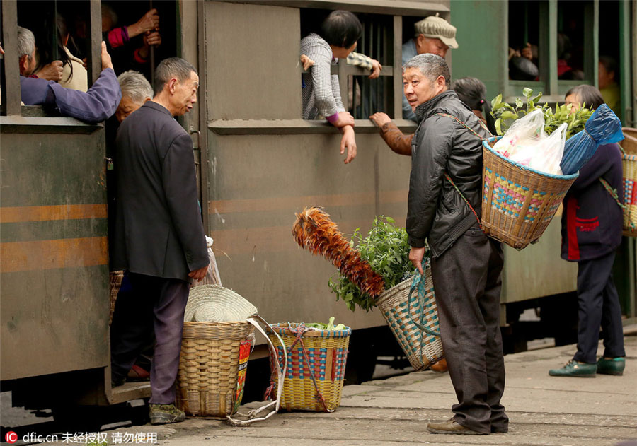 Locomotiva a vapor atravessa regi?o sudoeste da China