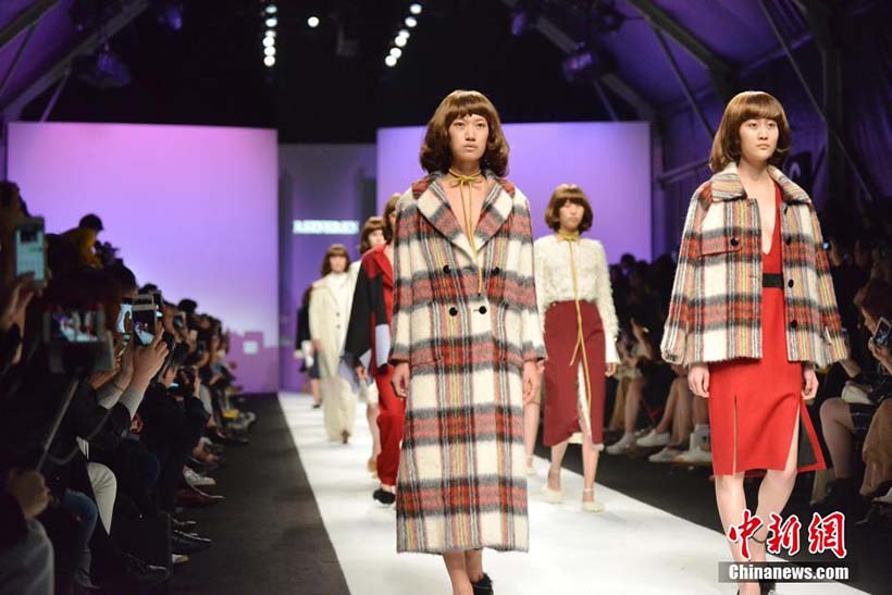 Modelos apresentam cole??es Outono/Inverno na Semana da Moda de Shanghai