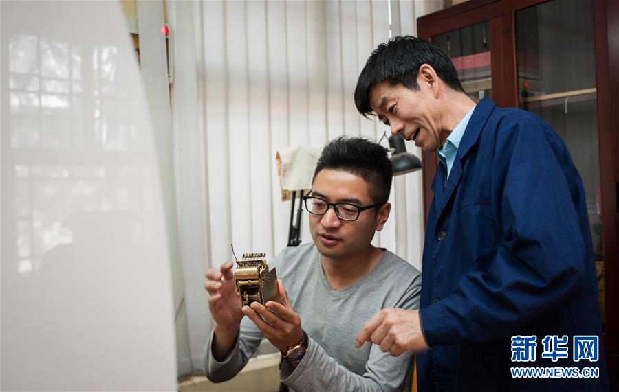 Técnico de relógios testemunha ciclo de gera??es na Cidade Proibida