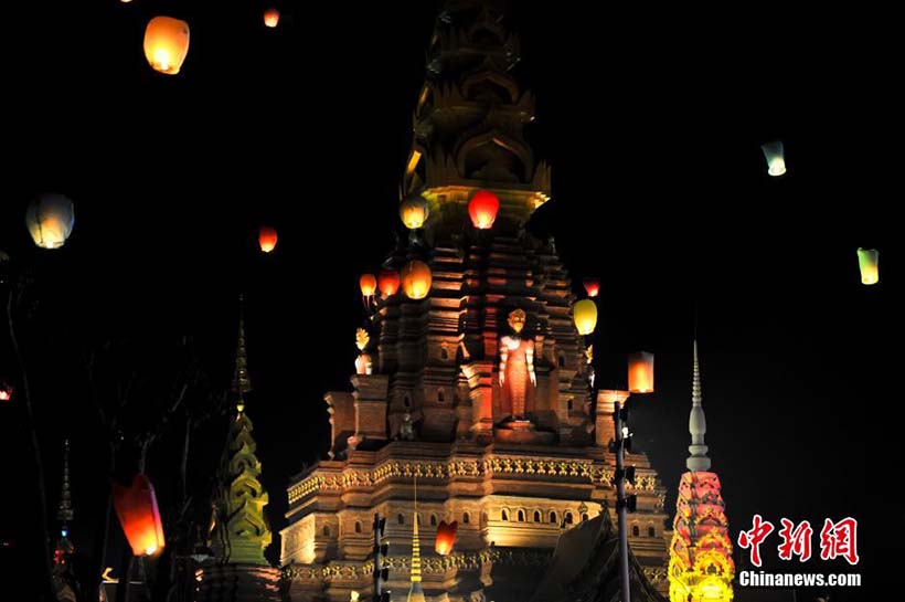 Etnia Dai solta bal?es no sudoeste da China para comemorar ano novo