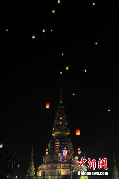 Etnia Dai solta bal?es no sudoeste da China para comemorar ano novo