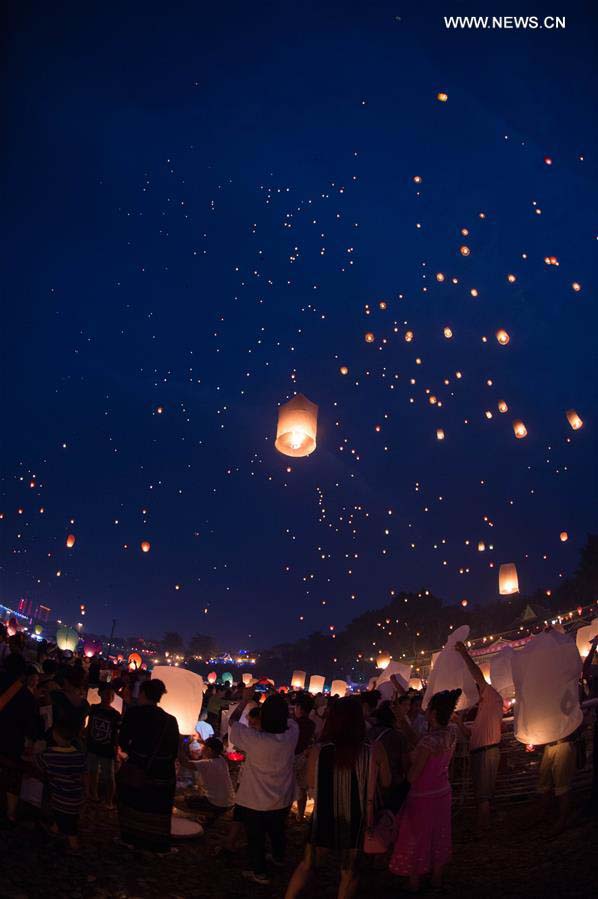 Etnia Dai solta bal?es no sudoeste da China para comemorar ano novo