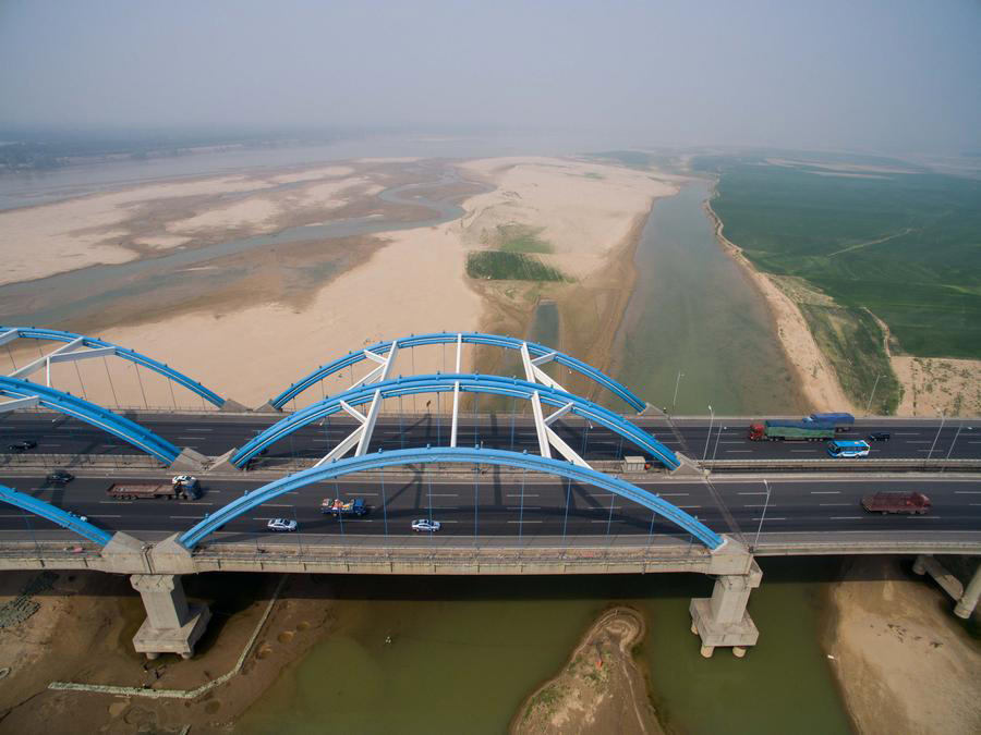 Automóveis sem condutor chineses fazem viagem de teste entre Chongqing e Beijing