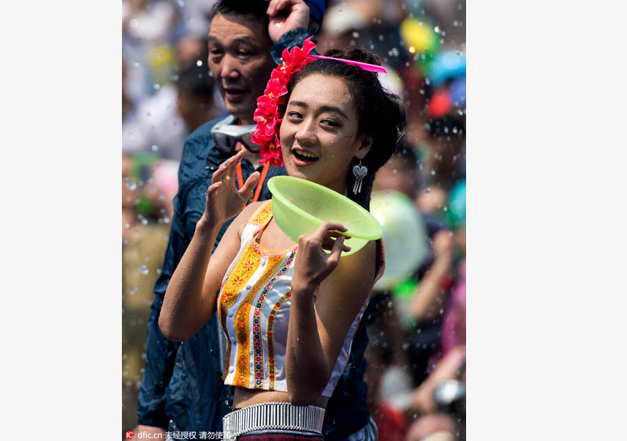 Etnia Dai celebra o Festival de aspers?o de água em Yunnan