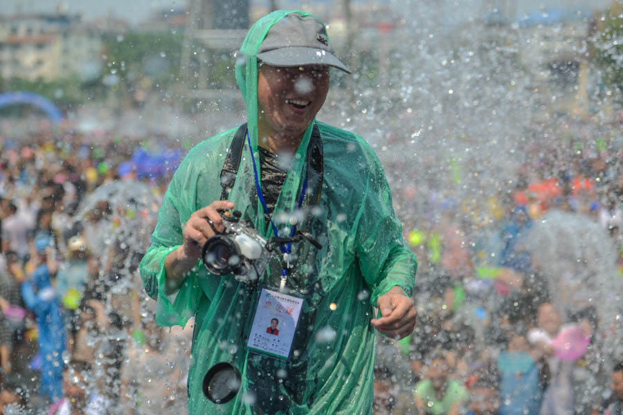 Etnia Dai celebra o Festival de aspers?o de água em Yunnan