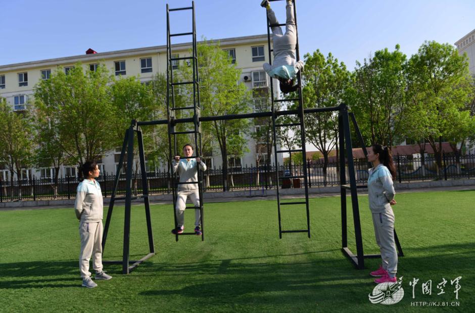 Mulheres v?o pilotar bombardeiro chinês FBC-1 pela primeira vez