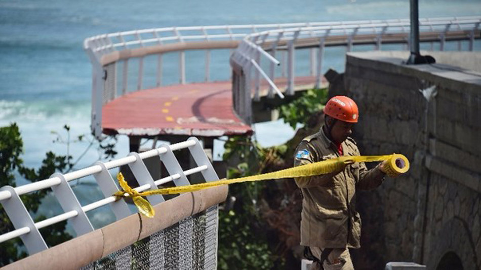 Colapso de pista de bicicletas no Rio causa dois mortos