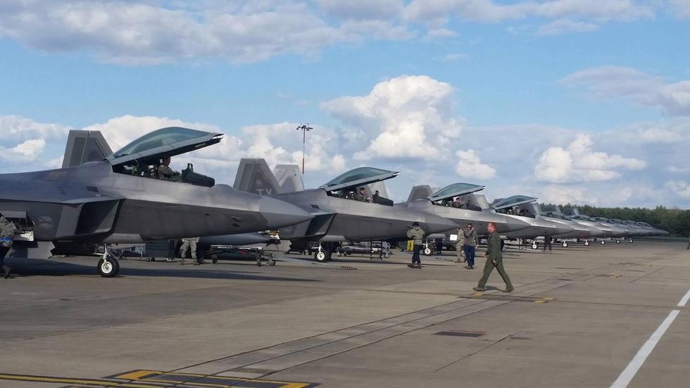 Ca?as F-22A chegam ao Reino Unido