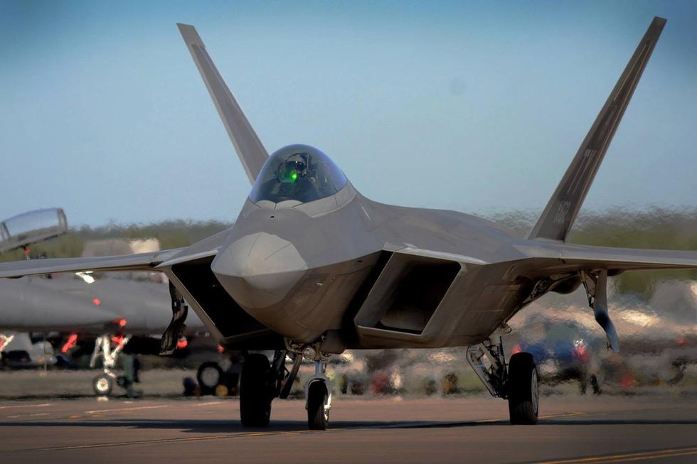 Ca?as F-22A chegam ao Reino Unido
