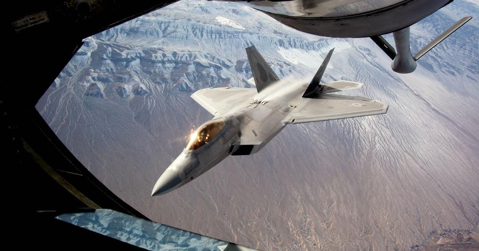 Ca?as F-22A chegam ao Reino Unido