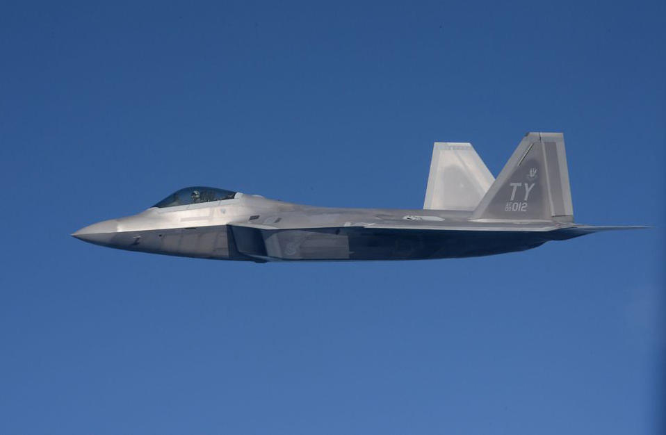 Ca?as F-22A chegam ao Reino Unido