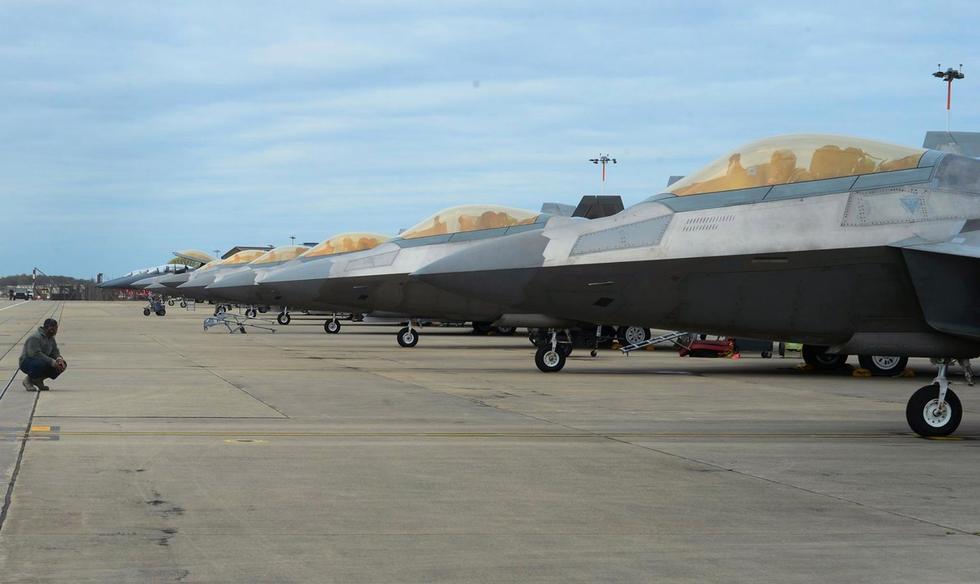 Ca?as F-22A chegam ao Reino Unido